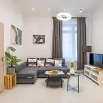 Deluxe & Cozy 1 Bedroom Suites Next To The Fashion St